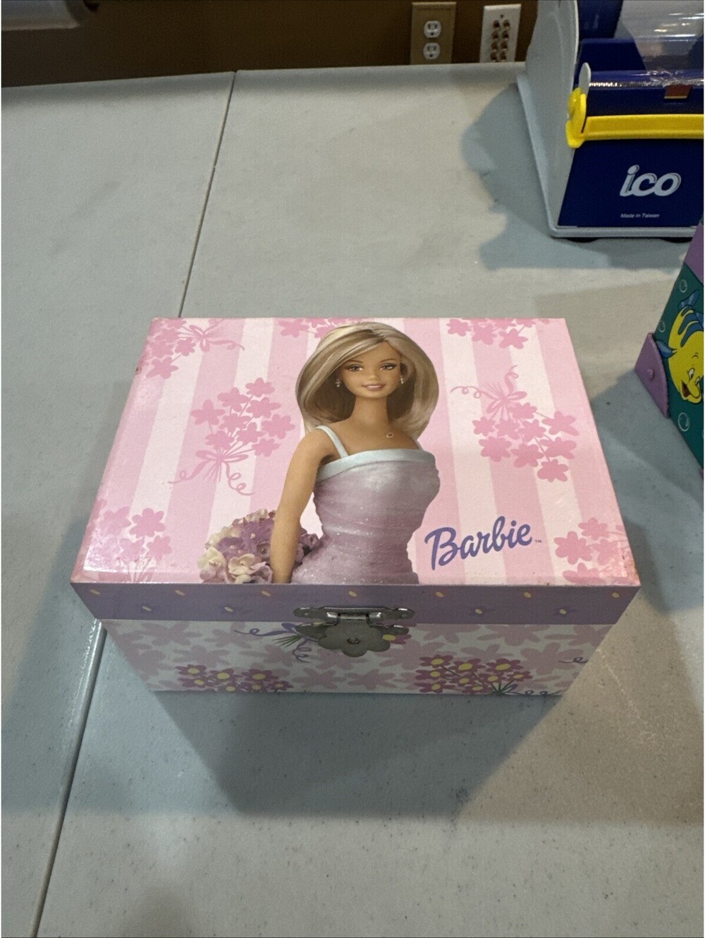 vintage 2001 Mattel Barbie musical jewelry box- works